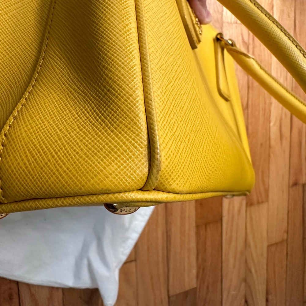 Prada Galleria Saffiano leather small-bag in Yellow - Picture 13 of 16